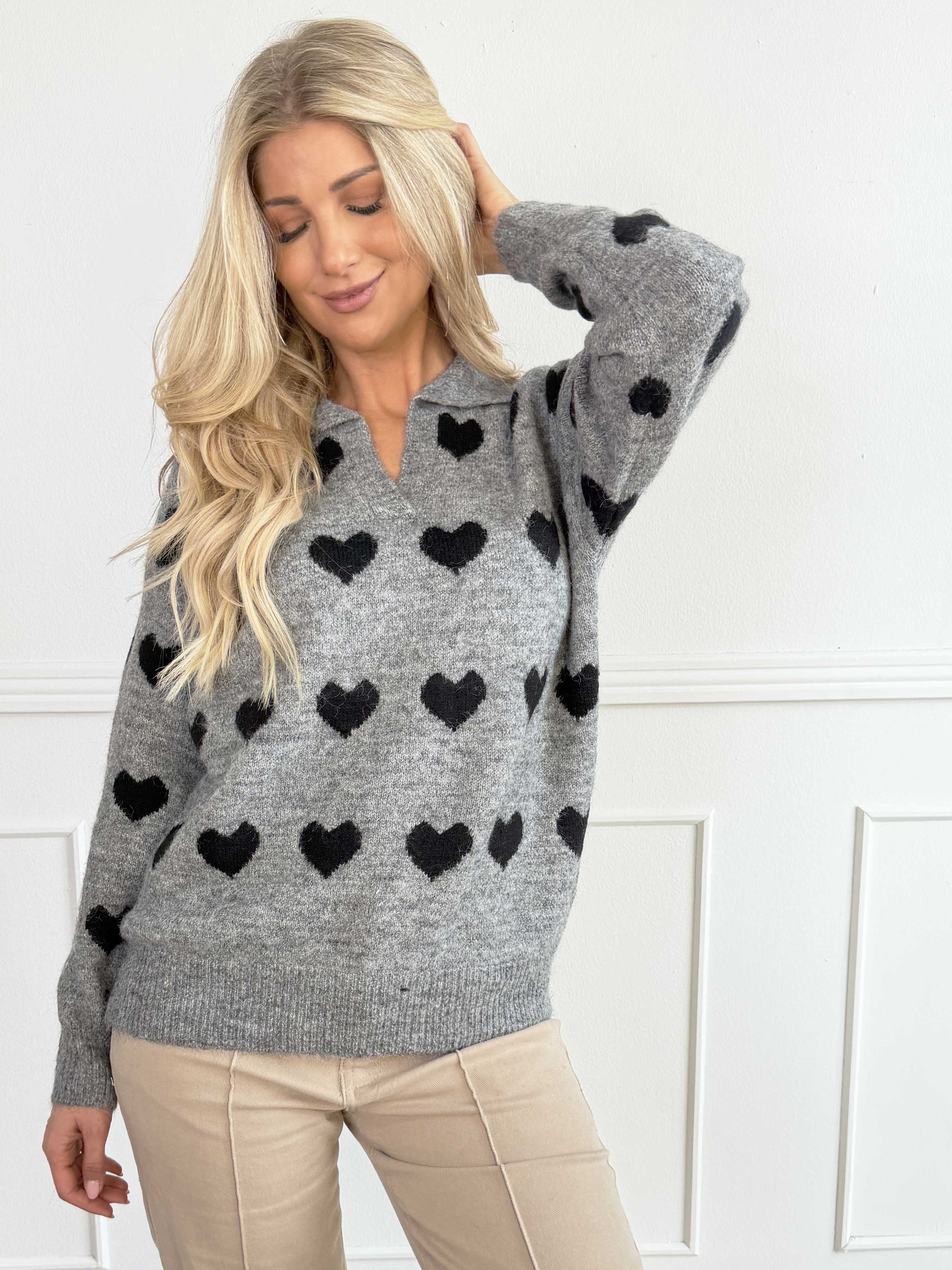 Arabella - Sød strikbluse med fine hjerter og en lille V-udskæring med krave